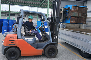 小型のトラクタを運転している様子