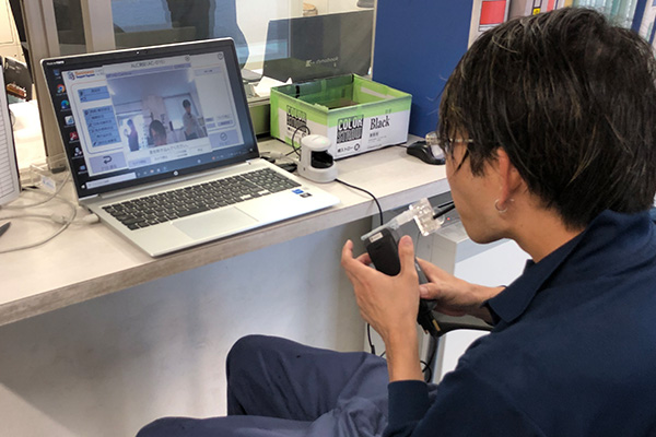 パソコンで確認している様子